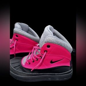 Kids Nike pink, black, & grey snow boots. Size 6.5Y